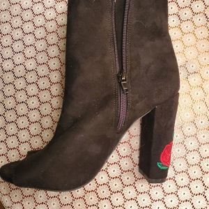 Open toed bootie embellished with roses